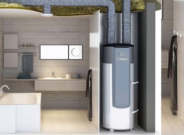 Chauffe-eau thermodynamique installé dans une salle de bain